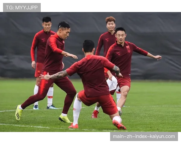 中小球队面对高位逼抢困境 后场出球空间受压难题待解